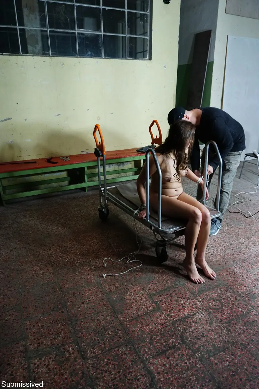 Adina Rimers に 'tied up for machine' from 'Kink Partners' (写真 12) Kink Partners 'tied up for machine' 主演 Adina Rimers (写真 12)