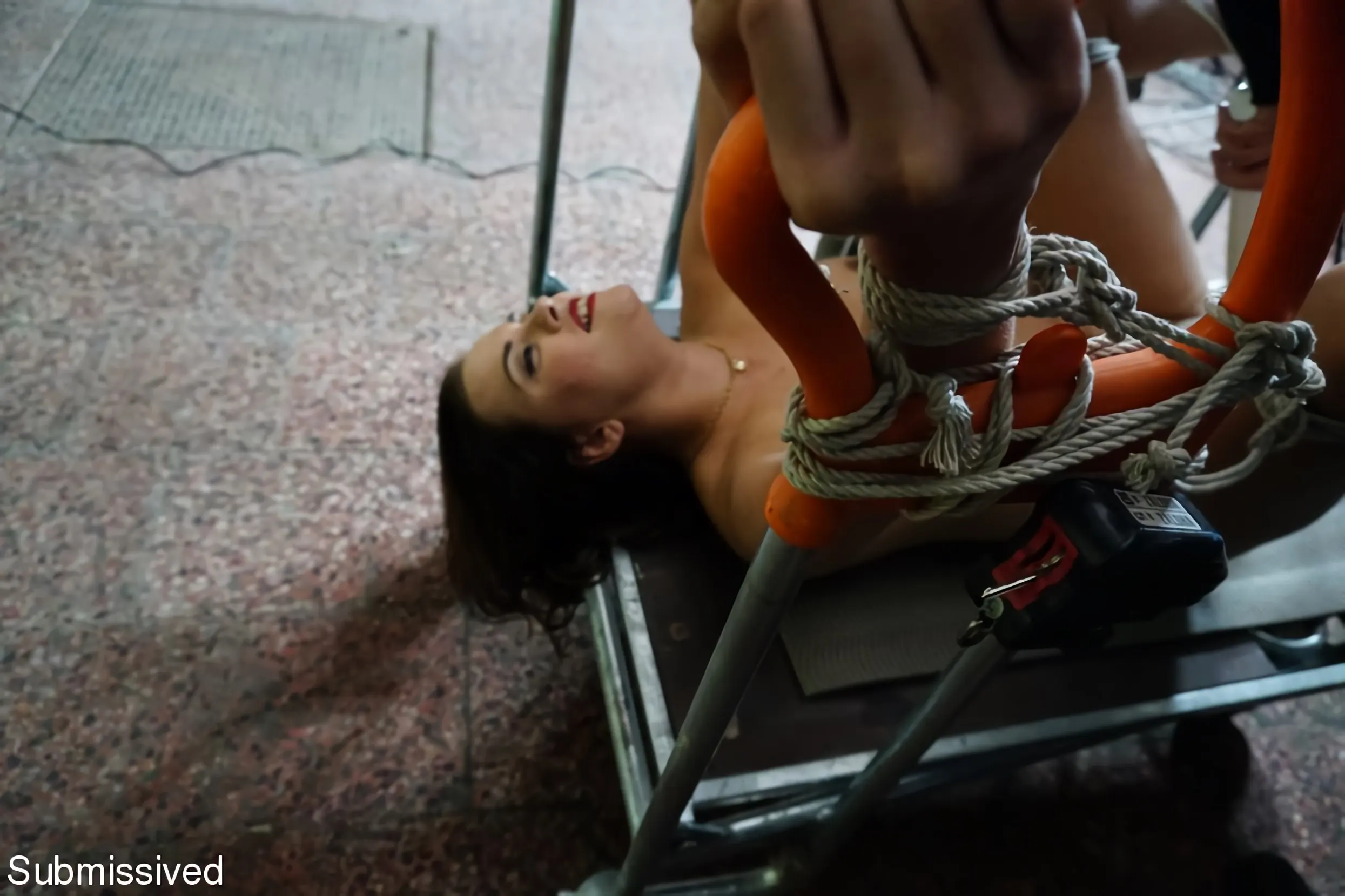 Adina Rimers に 'tied up for machine' from 'Kink Partners' (写真 27) Kink Partners 'tied up for machine' 主演 Adina Rimers (写真 27)