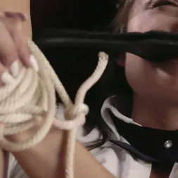 Adria Rae に 'Kink Partners' いたずらな小さな大学の女子高生がバインドされます (サムネイル 17)