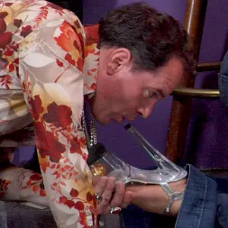 AJ Applegate en 'Kink Partners' Disco Cuck (Parte 1 de 2) (Miniatura 4)