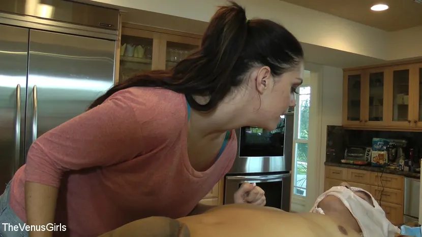 Kink Partners 'ORDEÑO A MÁQUINA DE LAS PELOTAS DEL PADRASTRO' protagonizando Alison Tyler (foto 2)