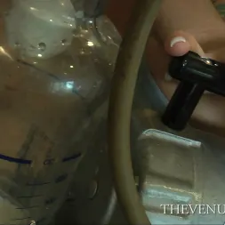 Alison Tyler en 'Kink Partners' ORDEÑO A MÁQUINA DE LAS PELOTAS DEL PADRASTRO (Miniatura 16)