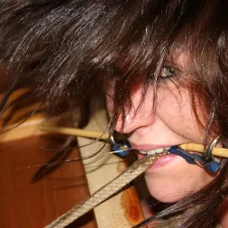 Ar en Cindy es atada, amordazada y desnudada (foto 15) Ar en 'Kink Partners' Cindy es atada, amordazada y desnudada (Miniatura 15)