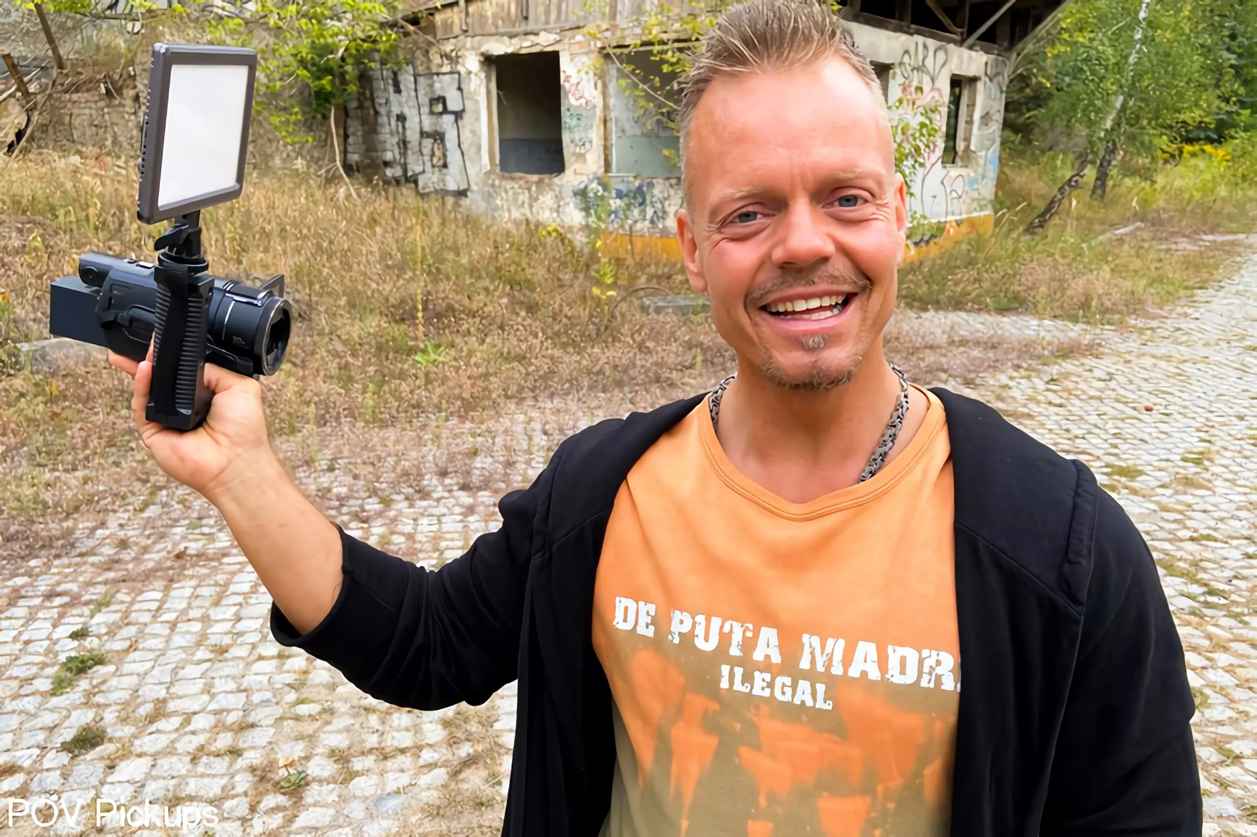 Kink Partners '美しい古い雌犬アシュリーcumstarは、公共の場で彼女の猫を叩きます。' 主演 Ashley Cumstar (写真 1)