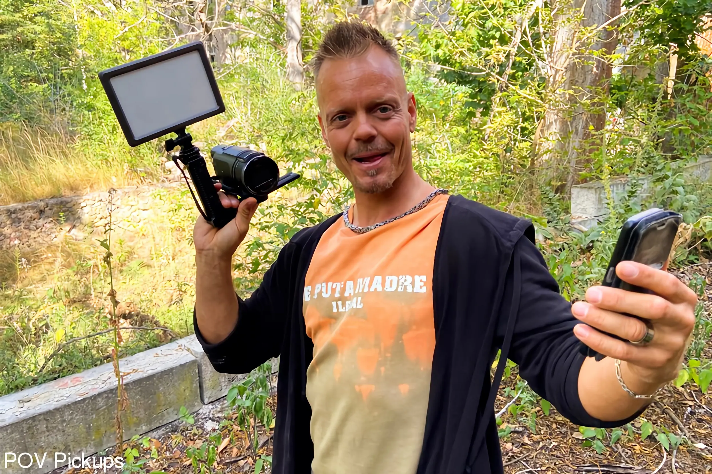 Kink Partners '美しい古い雌犬アシュリーcumstarは、公共の場で彼女の猫を叩きます。' 主演 Ashley Cumstar (写真 2)