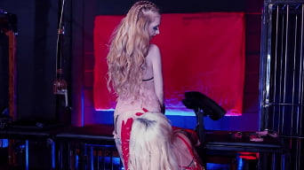 Tori Cummings に '十代の女は年上の熟女によって使用され、虐待されます'