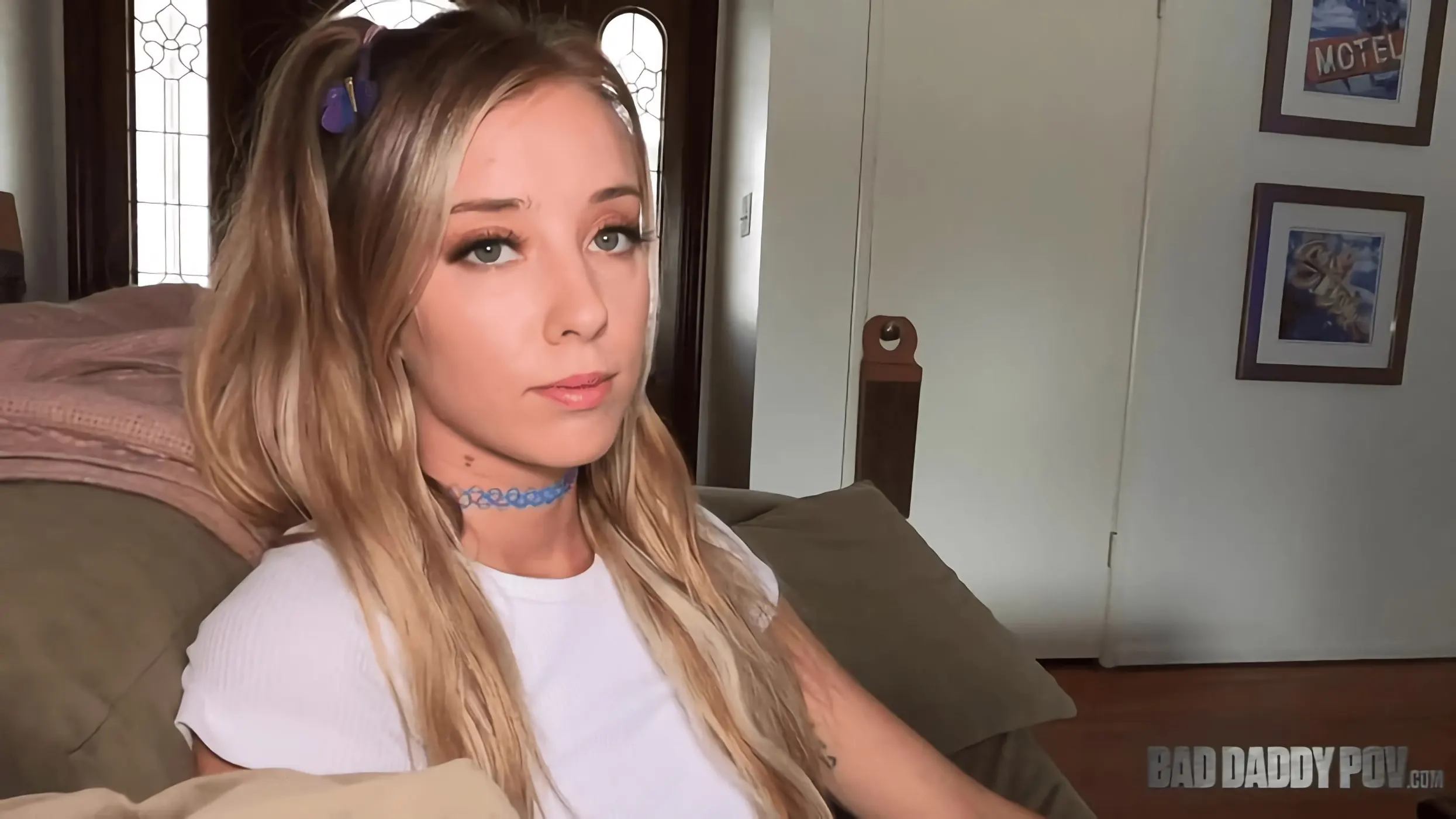 Kink Partners 'A la adorable Haley Reed le encanta cuando su padrastro le destroza su apretado coño rosado' protagonizando Barrett Blade (foto 1)