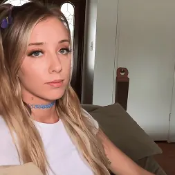 Barrett Blade に 'Kink Partners' 愛らしいヘイリーリードは、継父が彼女のタイトなピンクの猫を破壊するときに大好きです (サムネイル 1)