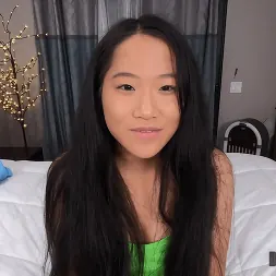 Barrett Blade en La inocente adolescente asiática Alona Bloom hará cualquier cosa para que su padrastro... (foto 4) Barrett Blade en 'Kink Partners' La inocente adolescente asiática Alona Bloom hará cualquier cosa para que su padrastro... (Miniatura 4)