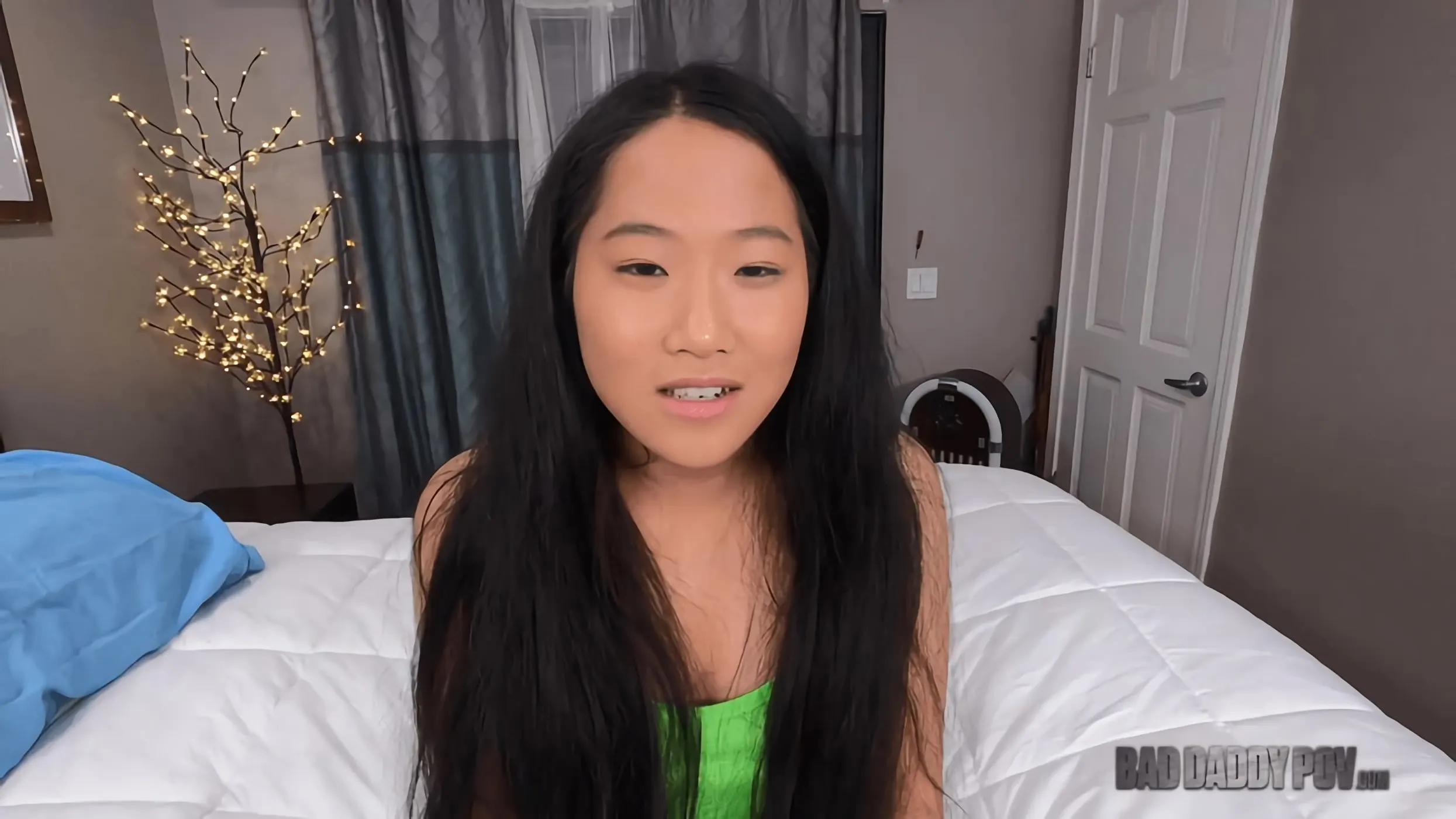 Barrett Blade en 'La inocente adolescente asiática Alona Bloom hará cualquier cosa para que su padrastro...' from 'Kink Partners' (foto 6) Kink Partners 'La inocente adolescente asiática Alona Bloom hará cualquier cosa para que su padrastro...' protagonizando Barrett Blade (foto 6)