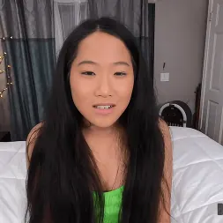 Barrett Blade en La inocente adolescente asiática Alona Bloom hará cualquier cosa para que su padrastro... (foto 6) Barrett Blade en 'Kink Partners' La inocente adolescente asiática Alona Bloom hará cualquier cosa para que su padrastro... (Miniatura 6)