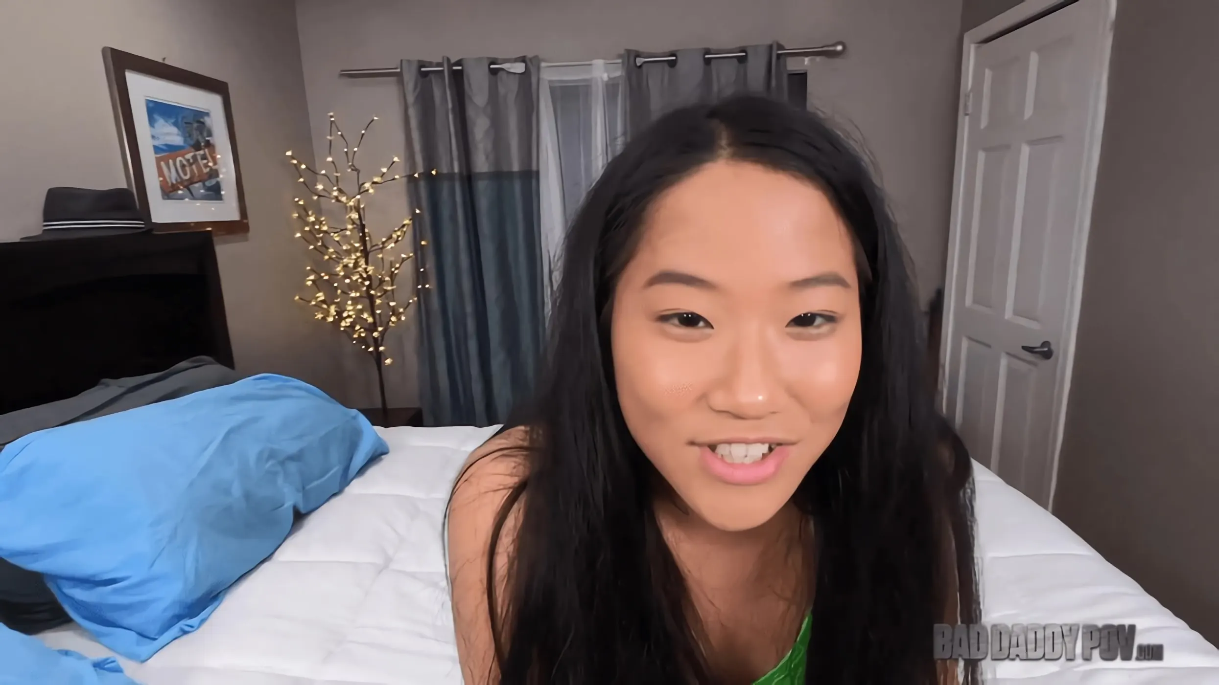 Barrett Blade en 'La inocente adolescente asiática Alona Bloom hará cualquier cosa para que su padrastro...' from 'Kink Partners' (foto 10) Kink Partners 'La inocente adolescente asiática Alona Bloom hará cualquier cosa para que su padrastro...' protagonizando Barrett Blade (foto 10)