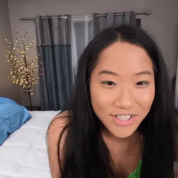 Barrett Blade en La inocente adolescente asiática Alona Bloom hará cualquier cosa para que su padrastro... (foto 10) Barrett Blade en 'Kink Partners' La inocente adolescente asiática Alona Bloom hará cualquier cosa para que su padrastro... (Miniatura 10)