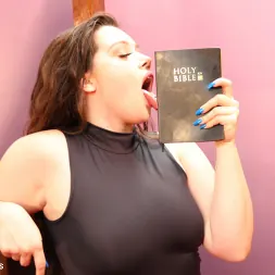 Bettie Bondage en ¡Las monjas se llevan al espeluznante mirón al infierno! (foto 7) Bettie Bondage en 'Kink Partners' ¡Las monjas se llevan al espeluznante mirón al infierno! (Miniatura 7)