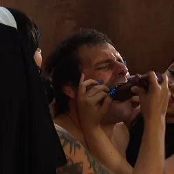 Bettie Bondage en ¡Las monjas se llevan al espeluznante mirón al infierno! (foto 28) Bettie Bondage en 'Kink Partners' ¡Las monjas se llevan al espeluznante mirón al infierno! (Miniatura 28)