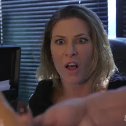 Brandi Mae en 'Kink Partners' Humillación de Cover Boss en reality show para mal empleado (Miniatura 8)