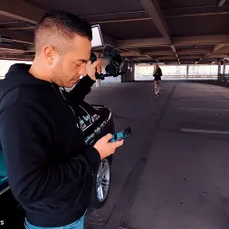 Cam Angel en Follando en un aparcamiento sucio con una chica rubia de silicona (foto 1) Cam Angel en 'Kink Partners' Follando en un aparcamiento sucio con una chica rubia de silicona (Miniatura 1)