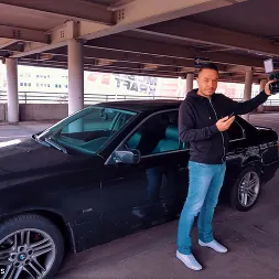 Cam Angel en Follando en un aparcamiento sucio con una chica rubia de silicona (foto 2) Cam Angel en 'Kink Partners' Follando en un aparcamiento sucio con una chica rubia de silicona (Miniatura 2)