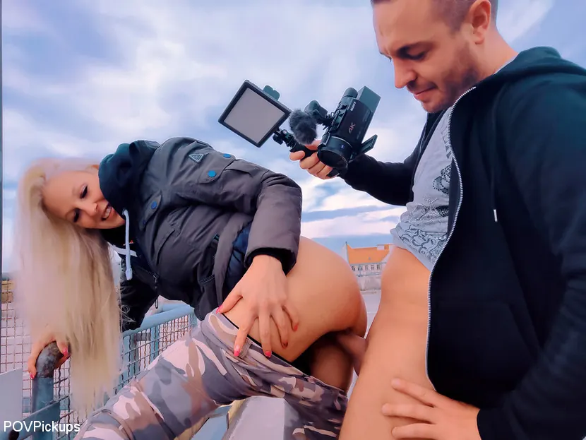 Cam Angel en 'Follando en un aparcamiento sucio con una chica rubia de silicona' from 'Kink Partners' (foto 3) Kink Partners 'Follando en un aparcamiento sucio con una chica rubia de silicona' protagonizando Cam Angel (foto 3)