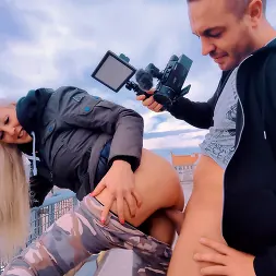 Cam Angel en Follando en un aparcamiento sucio con una chica rubia de silicona (foto 3) Cam Angel en 'Kink Partners' Follando en un aparcamiento sucio con una chica rubia de silicona (Miniatura 3)