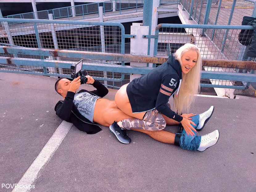 Kink Partners 'Follando en un aparcamiento sucio con una chica rubia de silicona' protagonizando Cam Angel (foto 4)