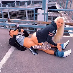Cam Angel en Follando en un aparcamiento sucio con una chica rubia de silicona (foto 4) Cam Angel en 'Kink Partners' Follando en un aparcamiento sucio con una chica rubia de silicona (Miniatura 4)