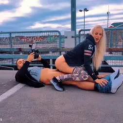 Cam Angel en Follando en un aparcamiento sucio con una chica rubia de silicona (foto 6) Cam Angel en 'Kink Partners' Follando en un aparcamiento sucio con una chica rubia de silicona (Miniatura 6)