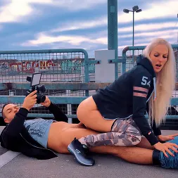 Cam Angel en Follando en un aparcamiento sucio con una chica rubia de silicona (foto 7) Cam Angel en 'Kink Partners' Follando en un aparcamiento sucio con una chica rubia de silicona (Miniatura 7)