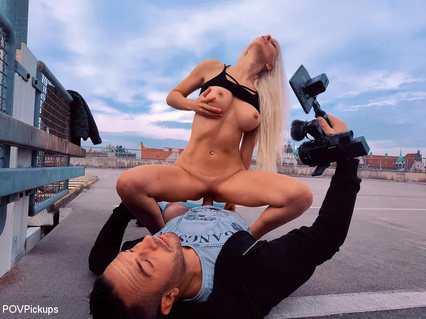 Kink Partners '不潔な駐車場はブロンドのシリコーンのひよことファック' 主演 Cam Angel (写真 10)