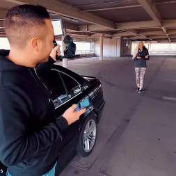 Cam Angel en Follando en un aparcamiento sucio con una chica rubia de silicona (foto 14) Cam Angel en 'Kink Partners' Follando en un aparcamiento sucio con una chica rubia de silicona (Miniatura 14)