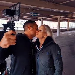 Cam Angel en Follando en un aparcamiento sucio con una chica rubia de silicona (foto 15) Cam Angel en 'Kink Partners' Follando en un aparcamiento sucio con una chica rubia de silicona (Miniatura 15)