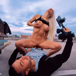 Cam Angel en Follando en un aparcamiento sucio con una chica rubia de silicona (foto 16) Cam Angel en 'Kink Partners' Follando en un aparcamiento sucio con una chica rubia de silicona (Miniatura 16)