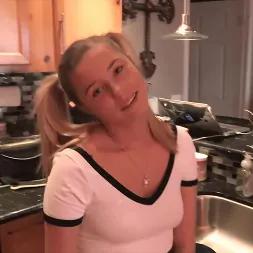 Carolina Sweets en 'Kink Partners' La adolescente rubia y caliente Carolina Sweets monta la polla de su padrastro (Miniatura 1)