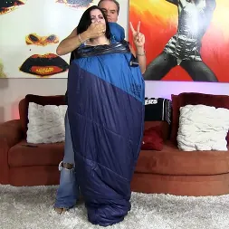 Cassandra Cain に ゴージャスなカサンドラは、ロードレイジの復讐で二重のミイラ化と三重の猿轡をはめられます! (写真 2) Cassandra Cain に 'Kink Partners' ゴージャスなカサンドラは、ロードレイジの復讐で二重のミイラ化と三重の猿轡をはめられます! (サムネイル 2)