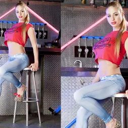 Cathy Heaven en Puta rusa follada en un bar de sexo clandestino (foto 13) Cathy Heaven en 'Kink Partners' Puta rusa follada en un bar de sexo clandestino (Miniatura 13)