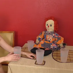 Crystal Clark に 'Kink Partners' ロボットを人形に訓練してねじれた変身 (サムネイル 6)