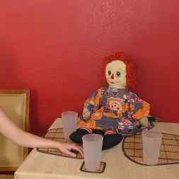 Crystal Clark に 'Kink Partners' ロボットを人形に訓練してねじれた変身 (サムネイル 7)