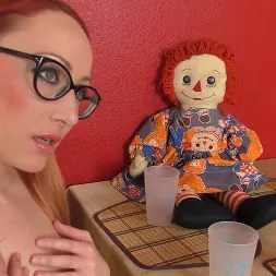 Crystal Clark に 'Kink Partners' ロボットを人形に訓練してねじれた変身 (サムネイル 8)