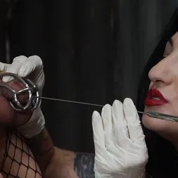 Cybill Troy en 'Kink Partners' La señora Cybill Troy es una reina del tormento metálico (Miniatura 12)