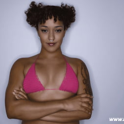 Daisy Ducati に 'Kink Partners' ジェイソン・ミシェルズ vs デイジー・ドゥカティ (サムネイル 1)