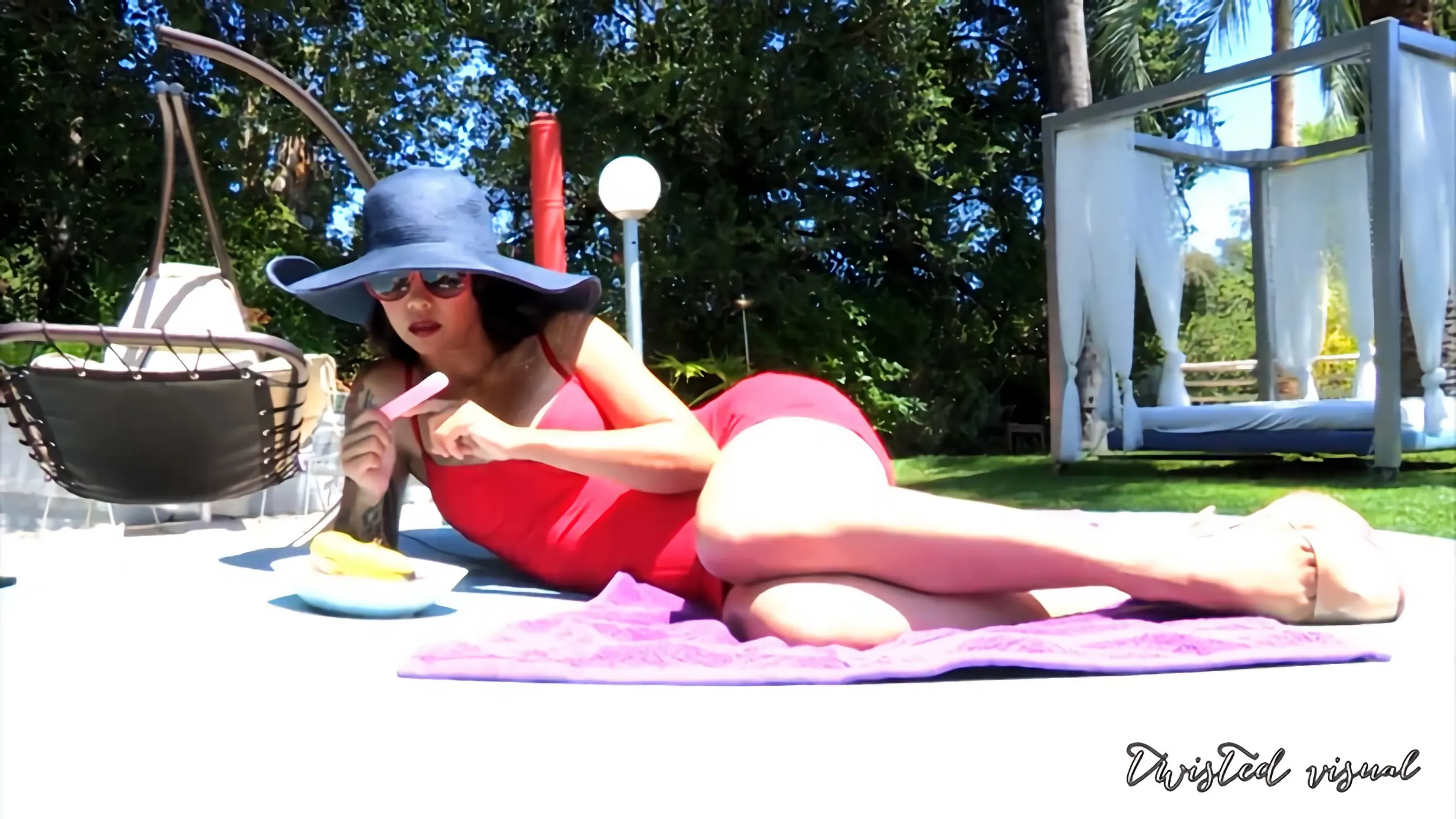 Kink Partners 'ダナは、彼女が得ることができるどのように濡れたプールの男の子を示しています' 主演 Dana Vespoli (写真 1)