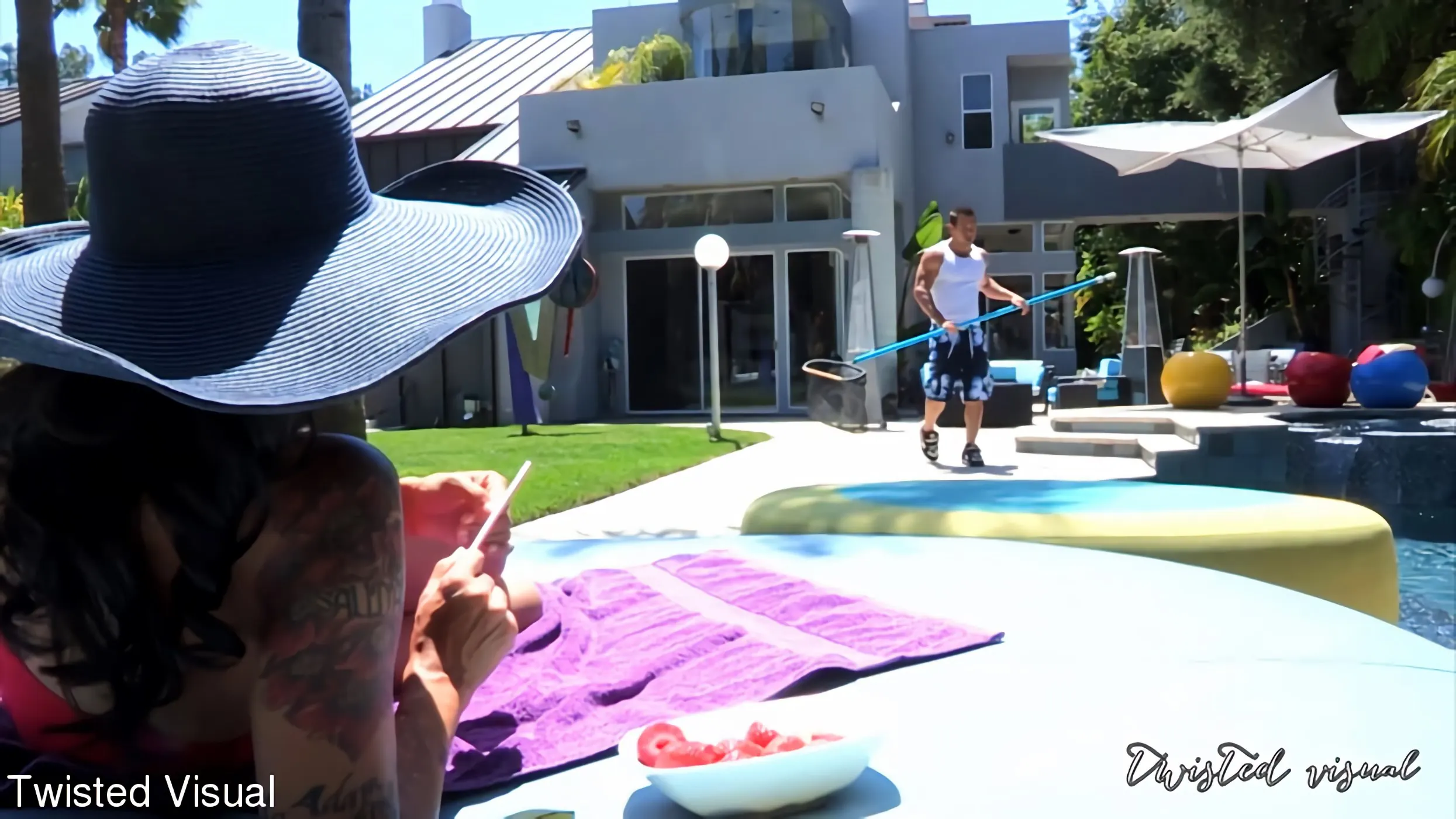 Kink Partners 'ダナは、彼女が得ることができるどのように濡れたプールの男の子を示しています' 主演 Dana Vespoli (写真 2)