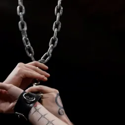 Delirious Hunter に 'Kink Partners' 刑事隠れ家と尋問端末(c.l.i.t.) (サムネイル 2)