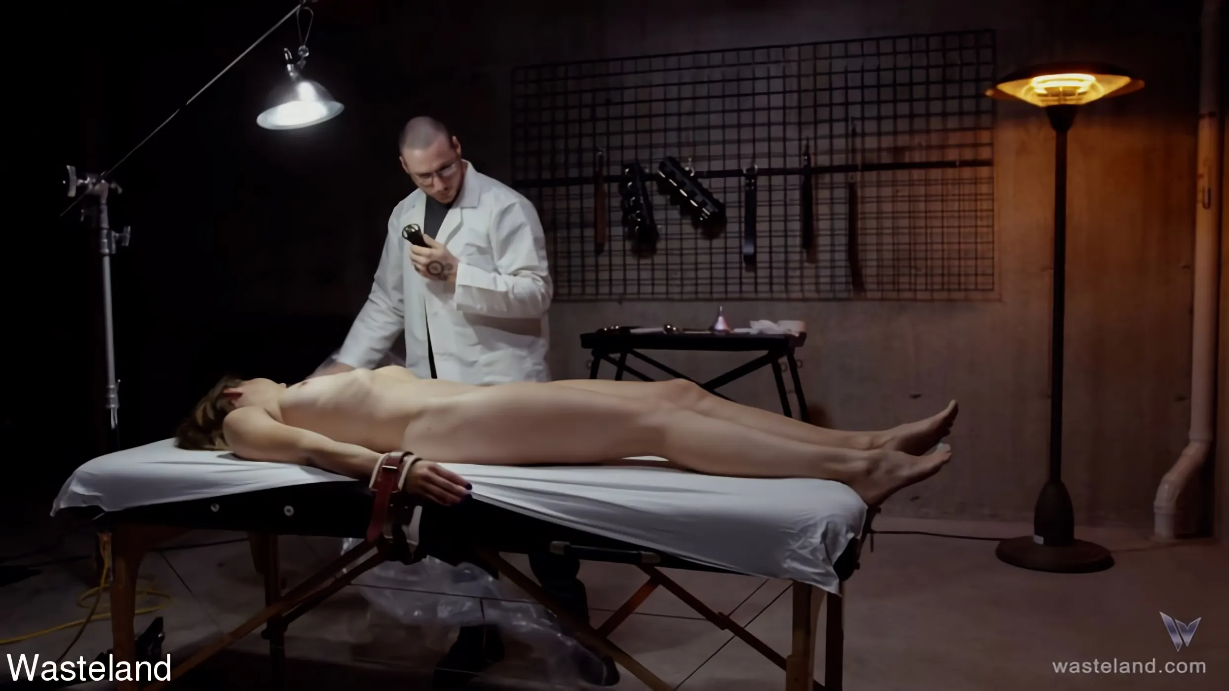 Kink Partners '医者恐ろしい' 主演 Delirious Hunter (写真 1)