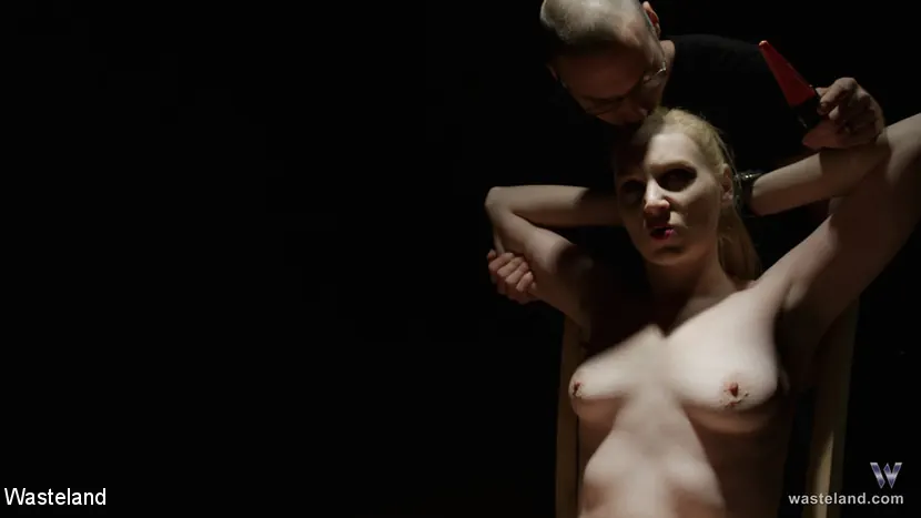 Kink Partners 'El interrogatorio del cazador delirante' protagonizando Delirious Hunter (foto 2)