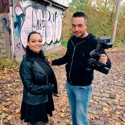 Dirty Priscilla en 'Kink Partners' Polvo sucio al aire libre con la MILF guarra Priscilla (Miniatura 1)