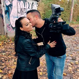 Dirty Priscilla en 'Kink Partners' Polvo sucio al aire libre con la MILF guarra Priscilla (Miniatura 2)