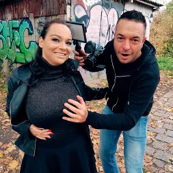 Dirty Priscilla en 'Kink Partners' Polvo sucio al aire libre con la MILF guarra Priscilla (Miniatura 14)