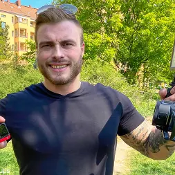 Dirty Priscilla en 'Kink Partners' ¡Priscilla follada afuera por la MILF Hunter! (Miniatura 1)