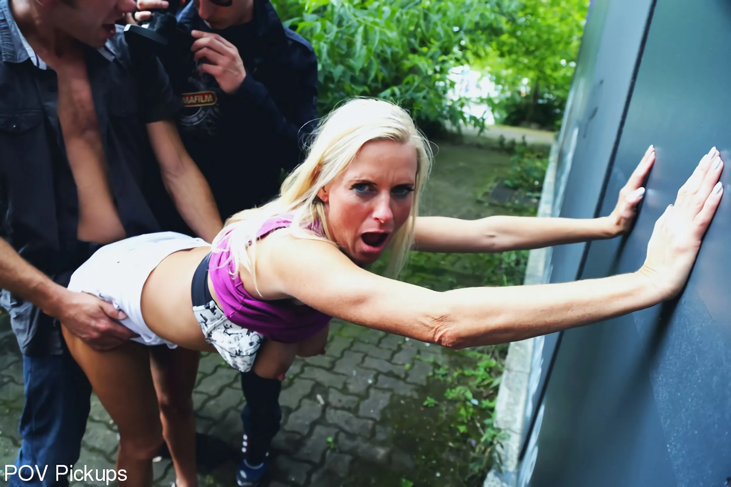 Dirty Tina en 'Sucks Cock and Rides the Boys Properly.' from 'Kink Partners' (foto 1) Kink Partners 'Sucks Cock and Rides the Boys Properly.' protagonizando Dirty Tina (foto 1)